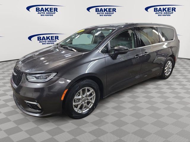 Used 2023 Chrysler Pacifica Touring-L image 9