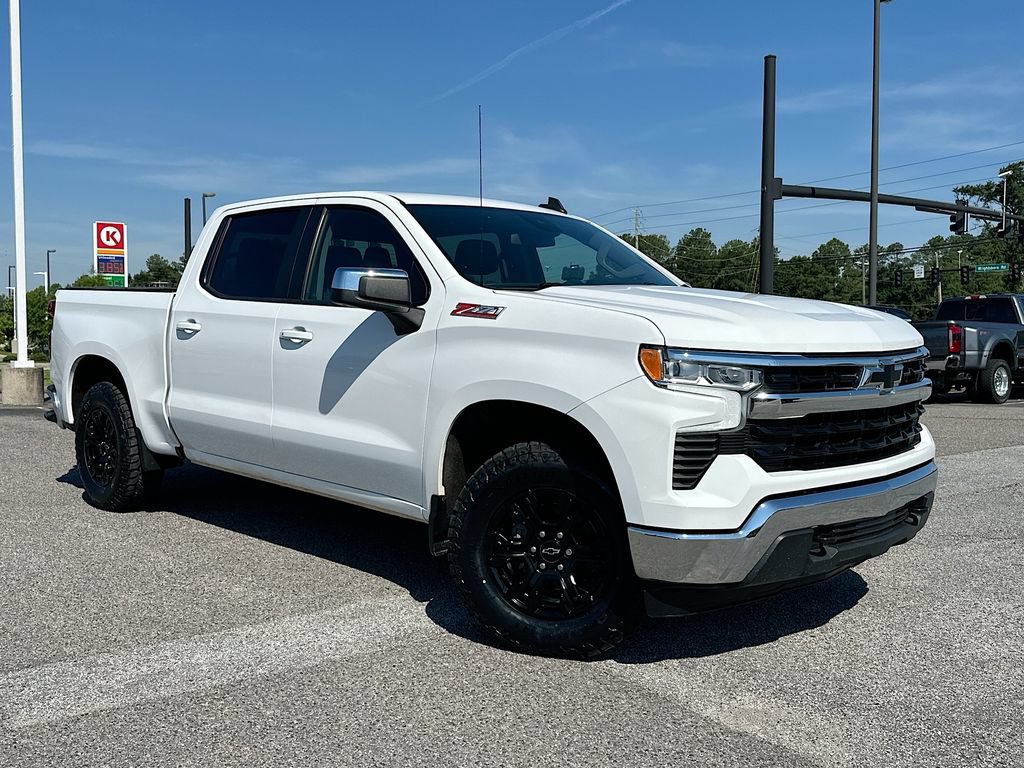 Used 2022 Chevrolet Silverado 1500 LT AWD/4WD image 2