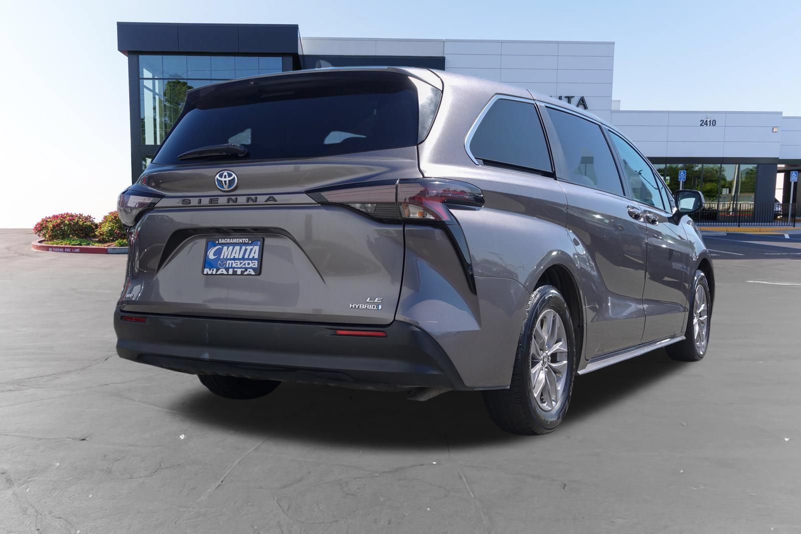 Used 2024 Toyota Sienna LE AWD/4WD image 3
