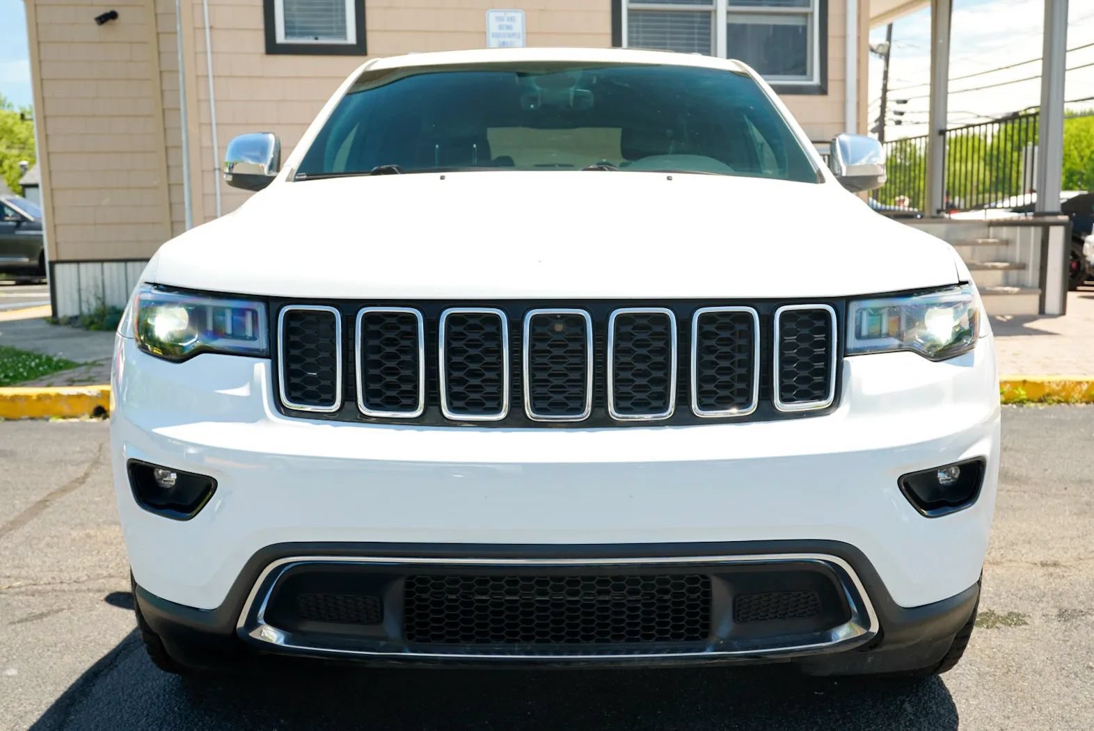 Used 2018 Jeep Grand Cherokee Limited AWD/4WD image 2