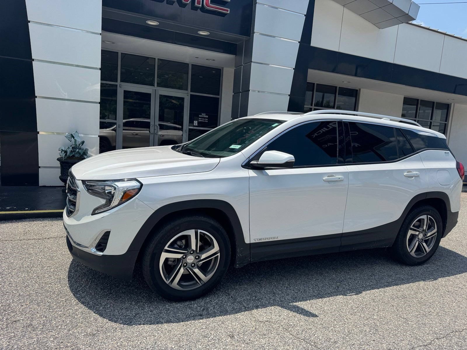 Certified 2021 GMC Terrain SLT w/ Infotainment Package II FWD image 2