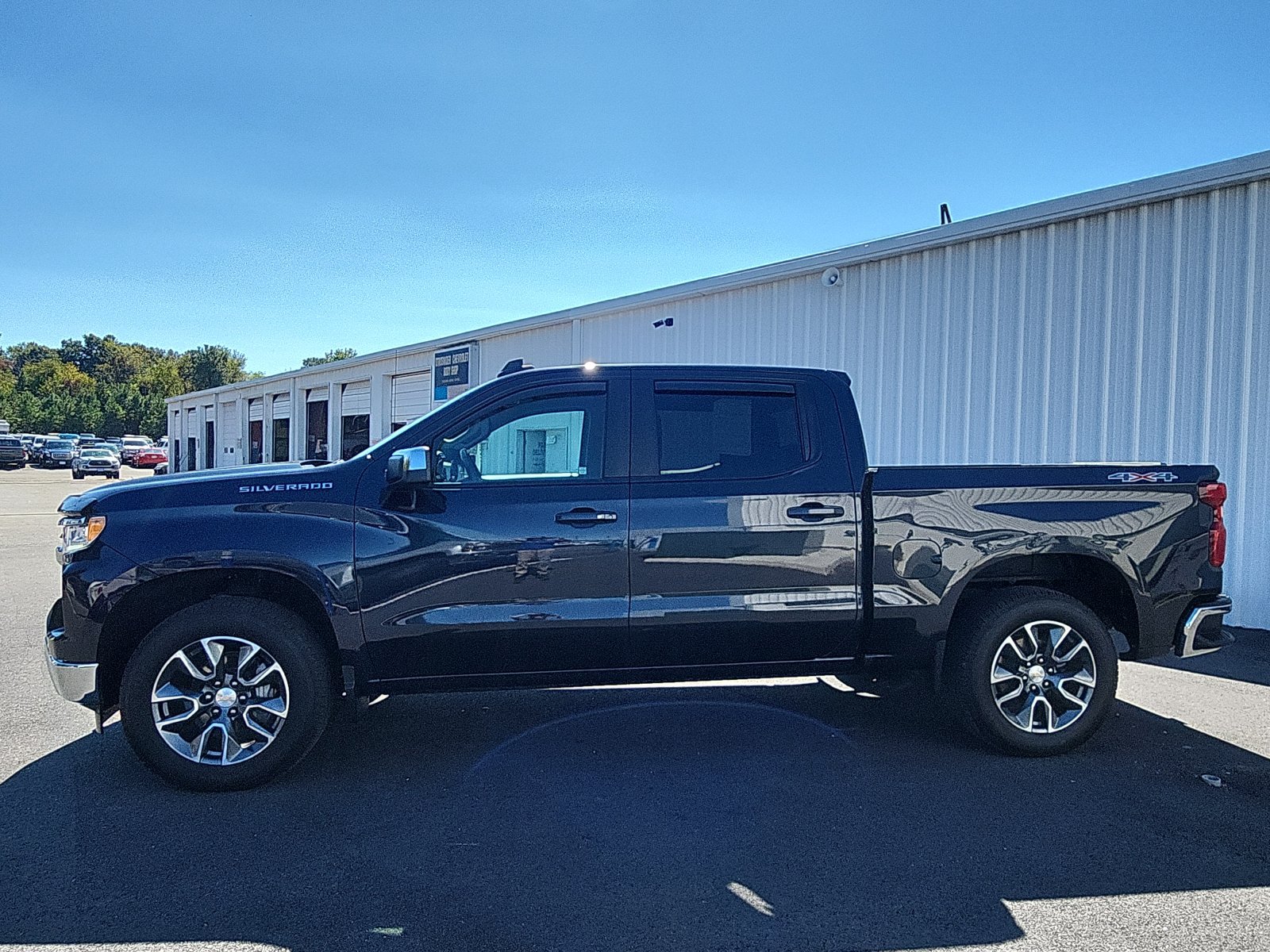 Used 2023 Chevrolet Silverado 1500 LT AWD/4WD image 2