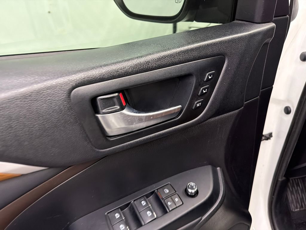 Used 2019 Toyota Highlander Limited FWD image 12