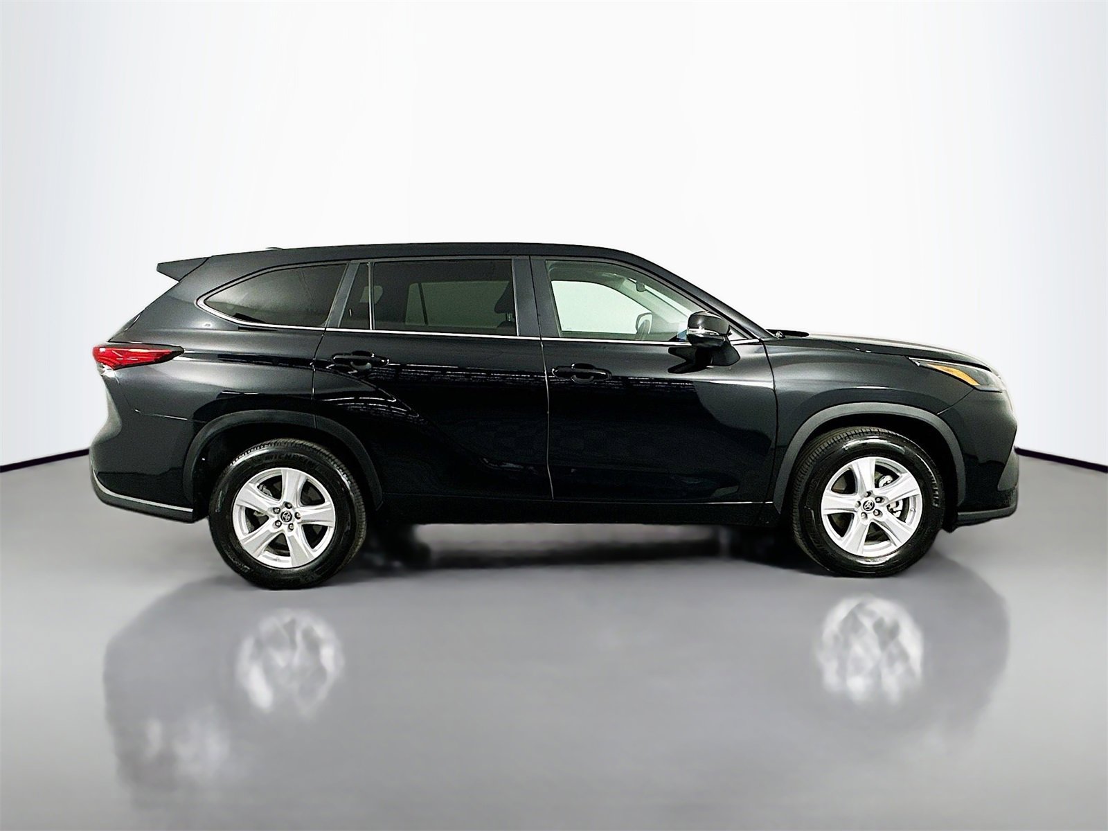 Certified 2023 Toyota Highlander L image 8