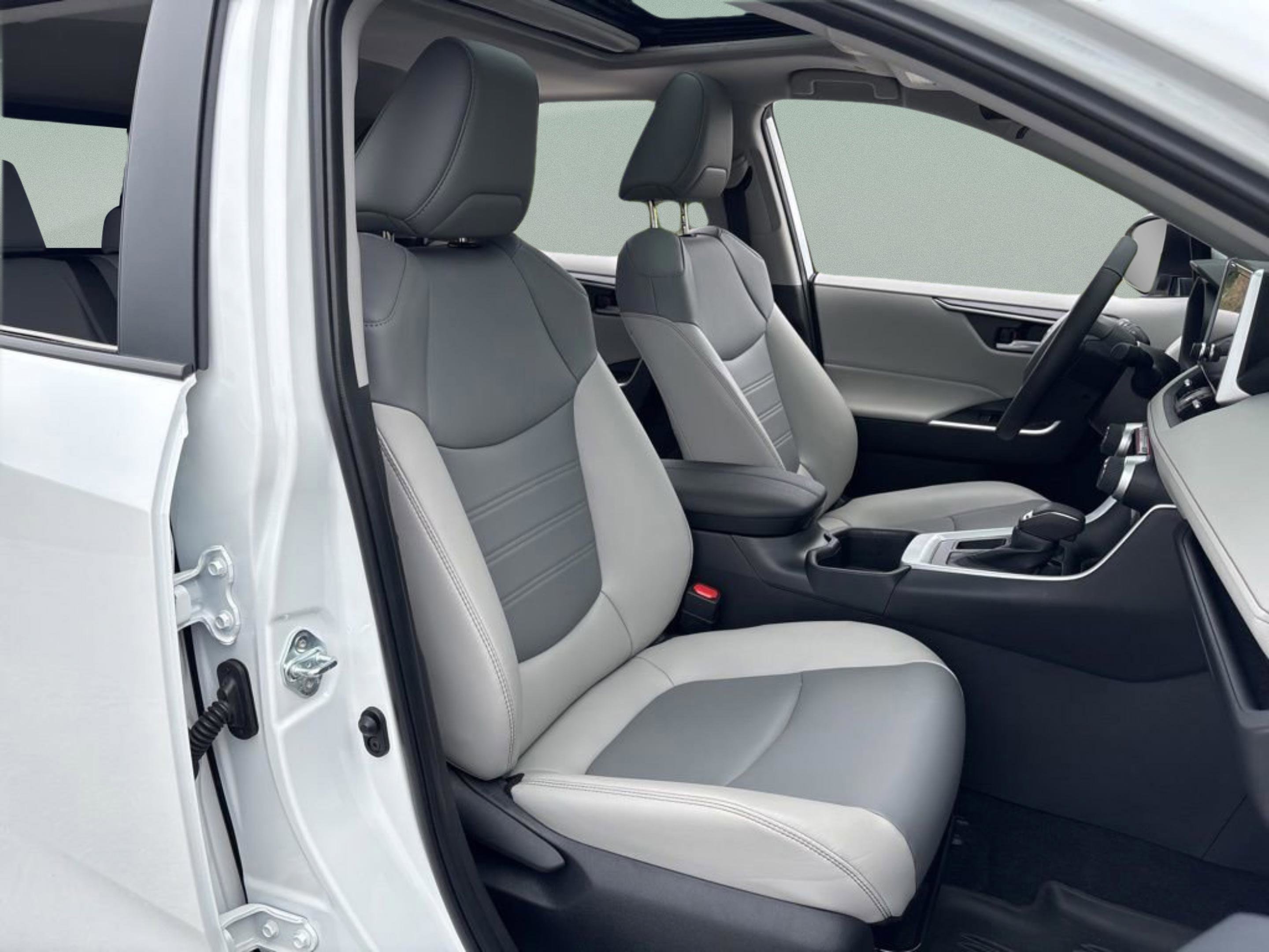 Used 2025 Toyota RAV4 XLE Premium FWD image 40