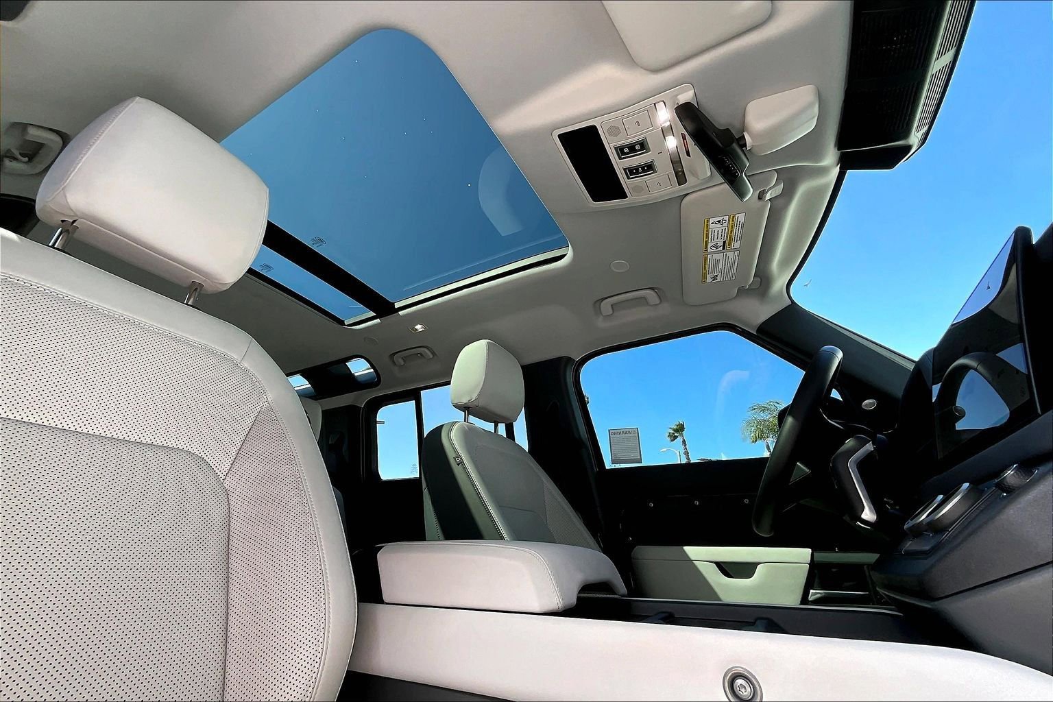 Used 2025 Land Rover Defender 110 S image 22