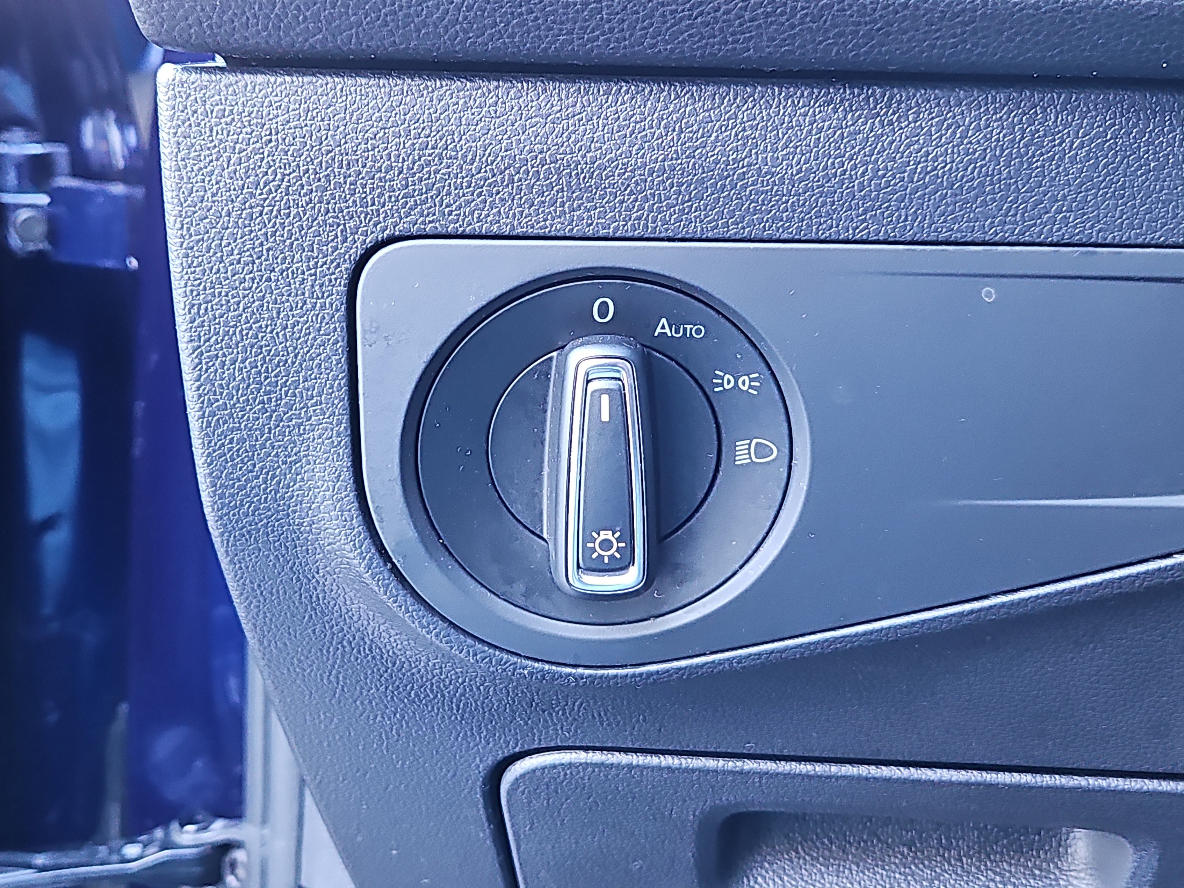 Certified 2022 Volkswagen Tiguan SE w/ Panoramic Sunroof Package image 11