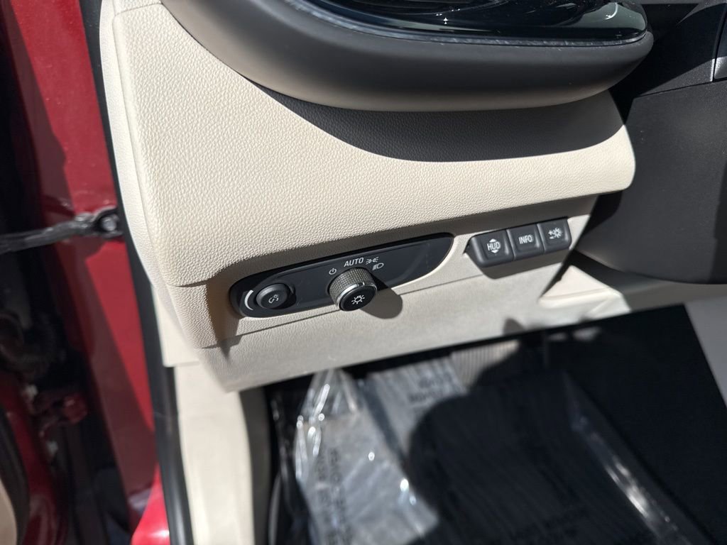 Used 2021 Buick Envision Avenir w/ Technology Package II image 12