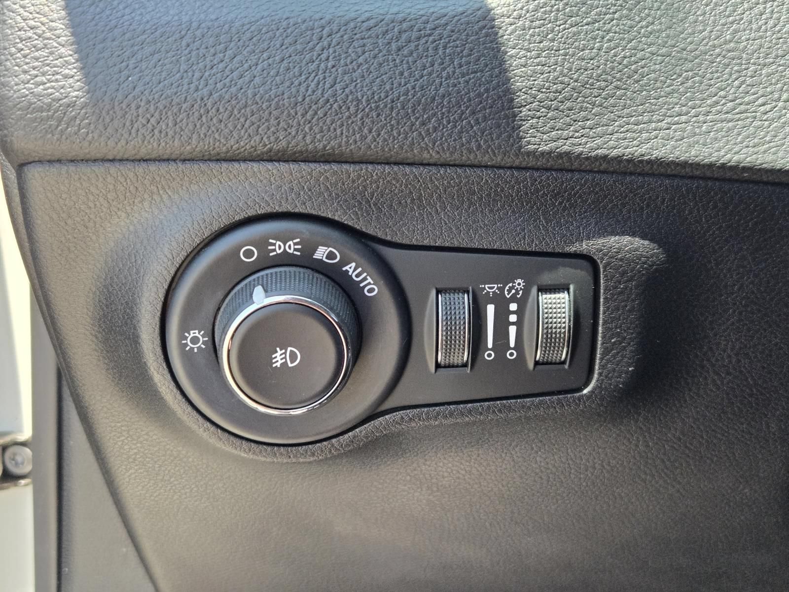 Used 2018 Jeep Compass Latitude w/ Popular Equipment Group FWD image 21