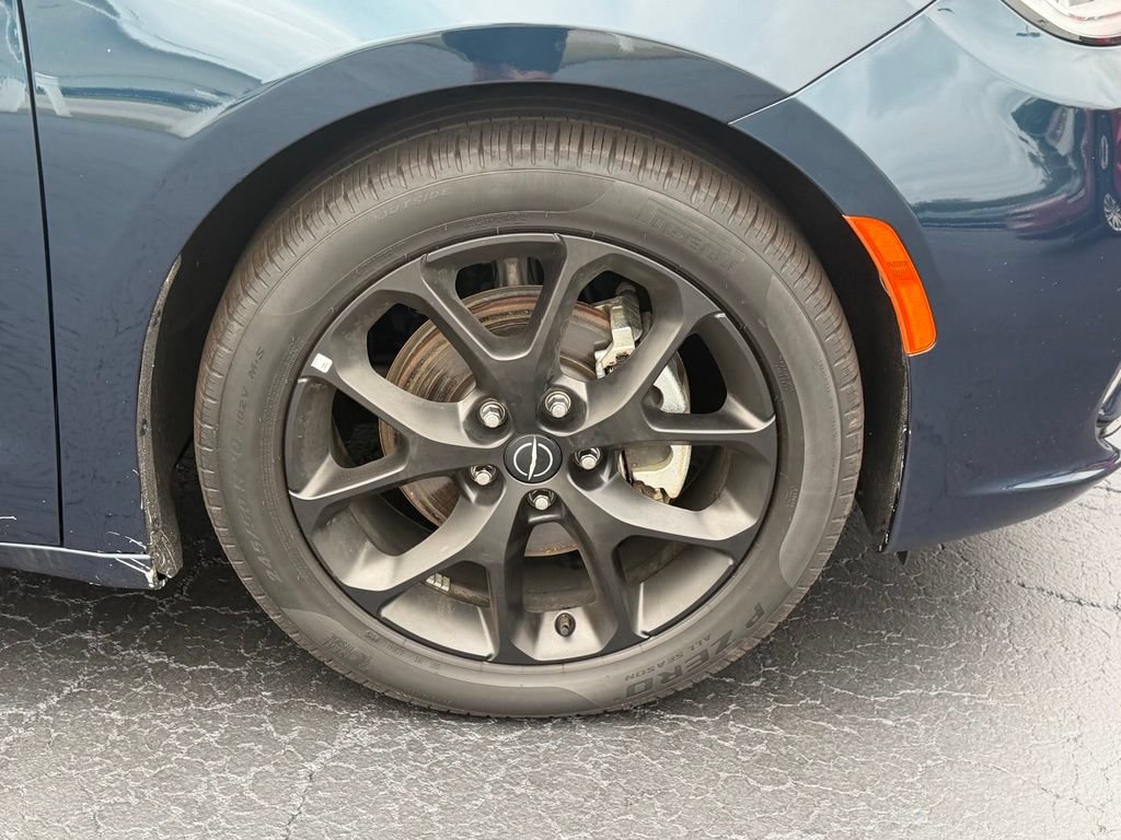 Used 2025 Chrysler Pacifica Limited FWD image 4