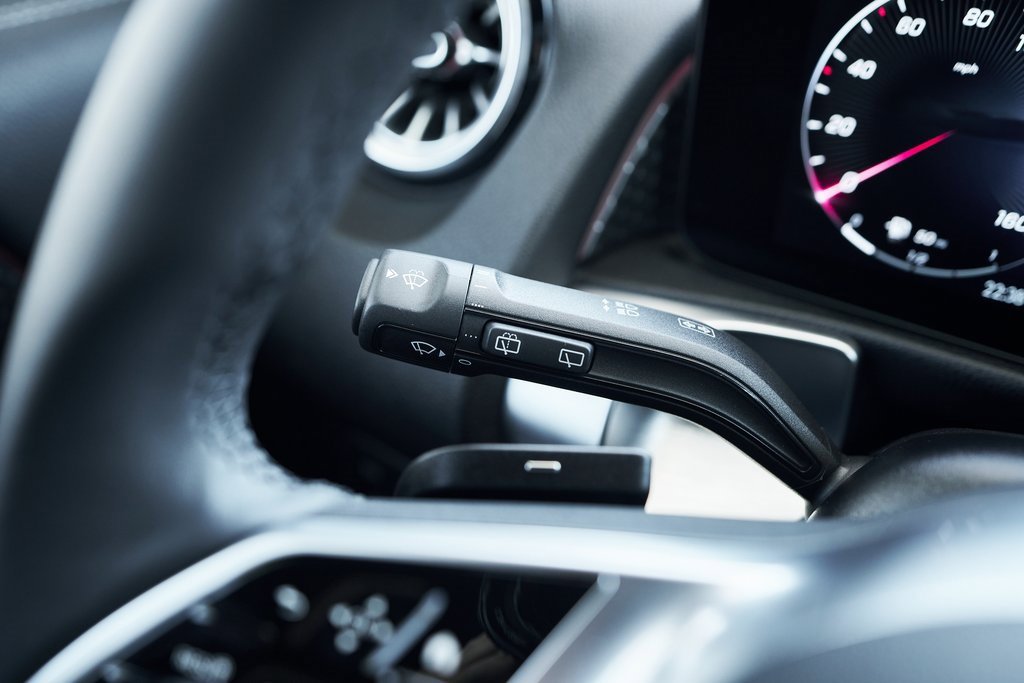 Used 2025 Mercedes-Benz GLB 250 4MATIC w/ Exclusive Package image 40