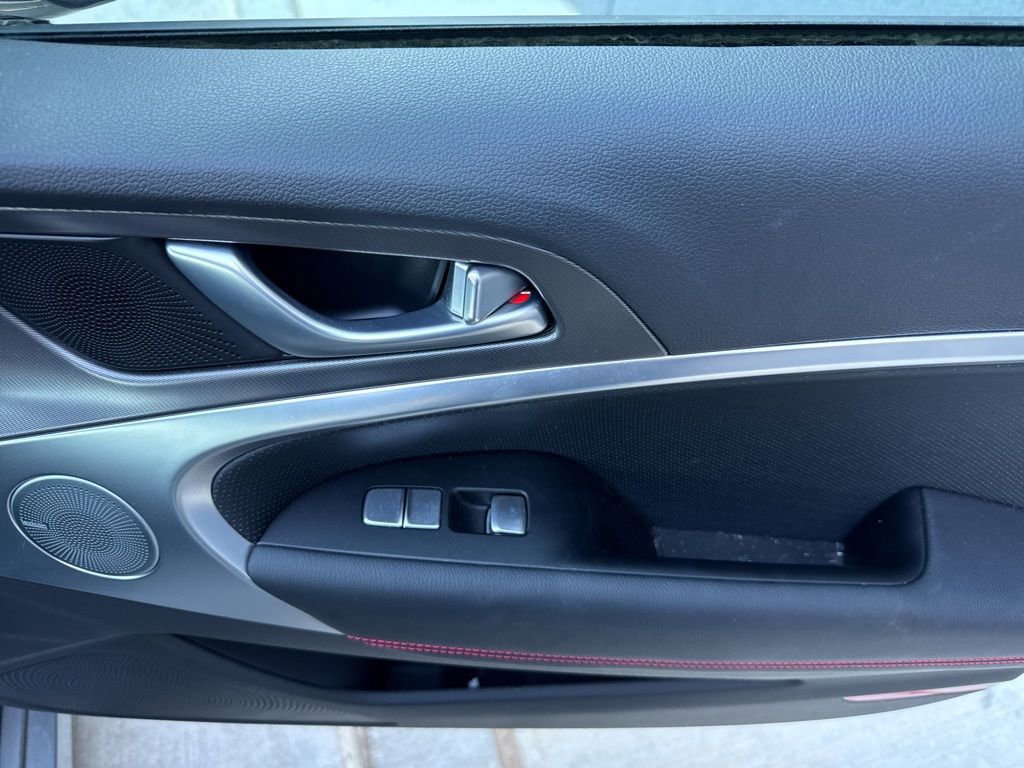 Used 2025 Genesis G70 2.5T image 23