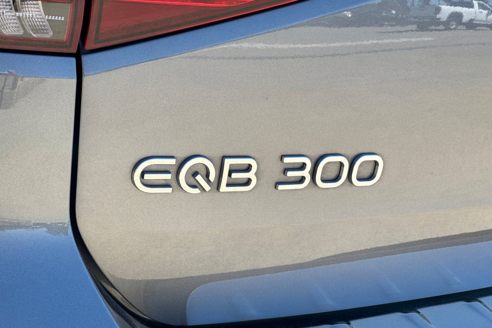 Used 2023 Mercedes-Benz EQB 300 4MATIC image 32