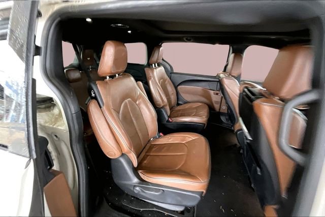 Used 2021 Chrysler Pacifica Limited w/ Uconnect Theater Family Group image 17