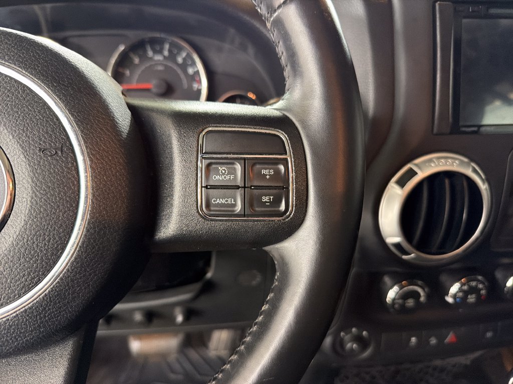 Used 2015 Jeep Wrangler Unlimited Rubicon w/ Connectivity Group AWD/4WD image 19