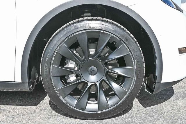 Used 2021 Tesla Model Y Long Range image 12