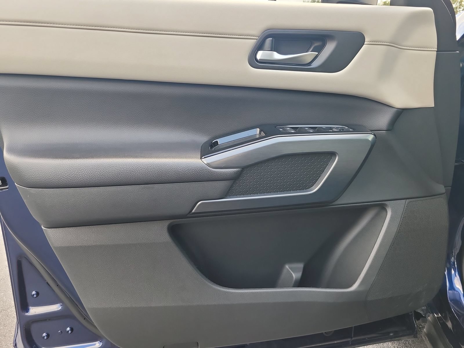 Used 2024 Nissan Pathfinder SL w/ SL Premium Package FWD image 14