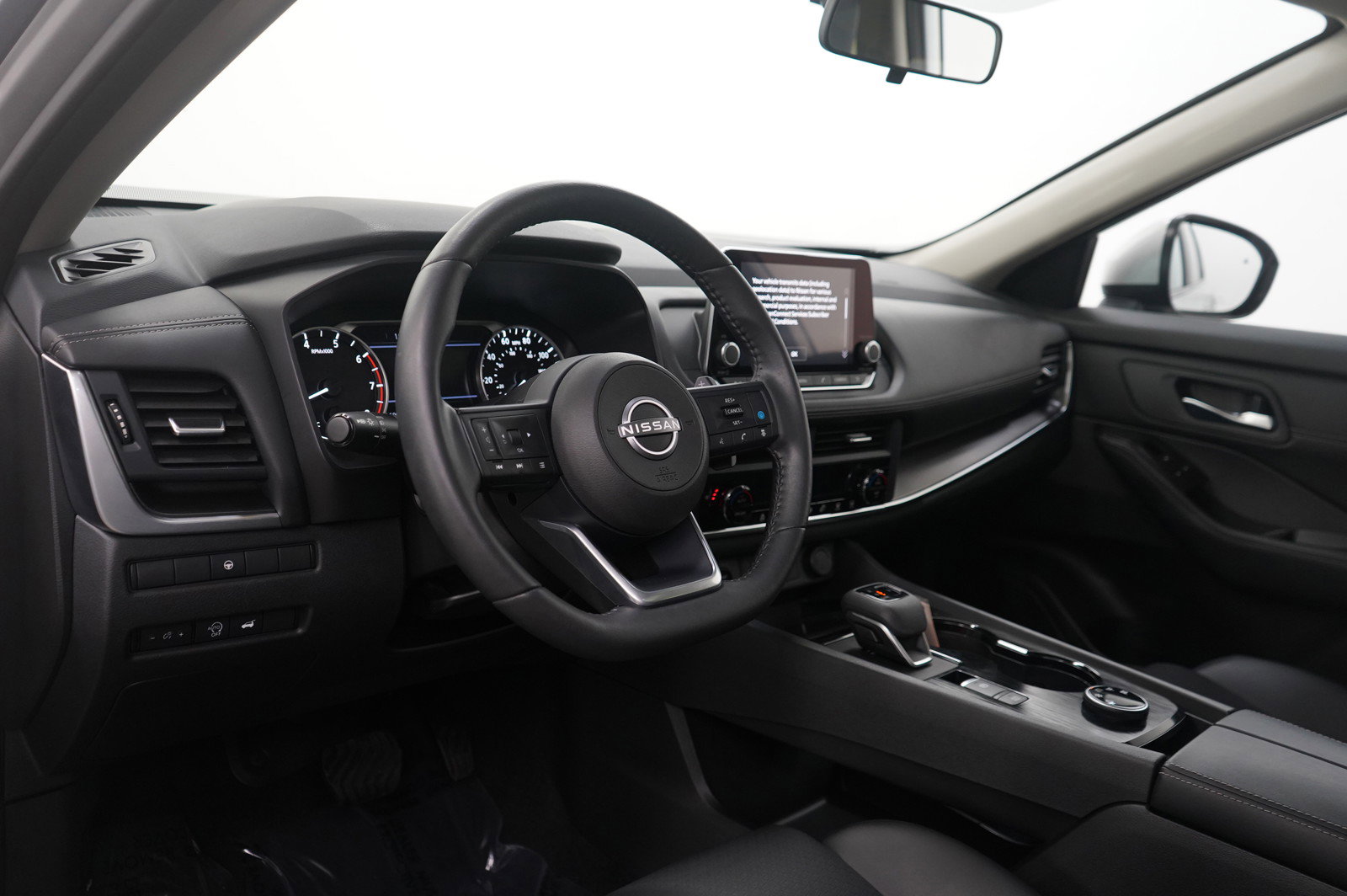 Used 2024 Nissan Rogue SV w/ SV Premium Package image 16