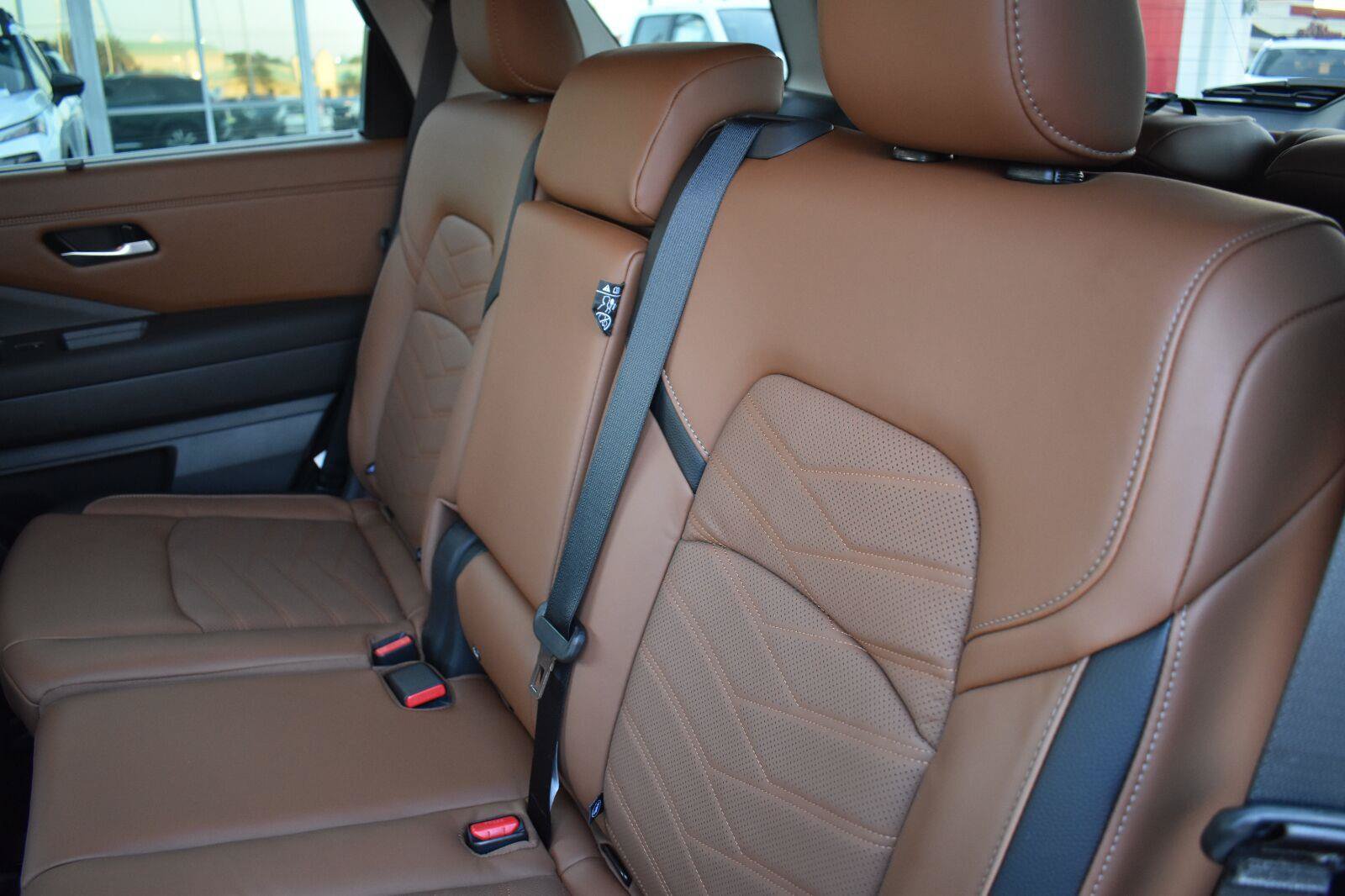 Used 2025 Nissan Pathfinder Platinum w/ Black Appearance Package FWD image 55