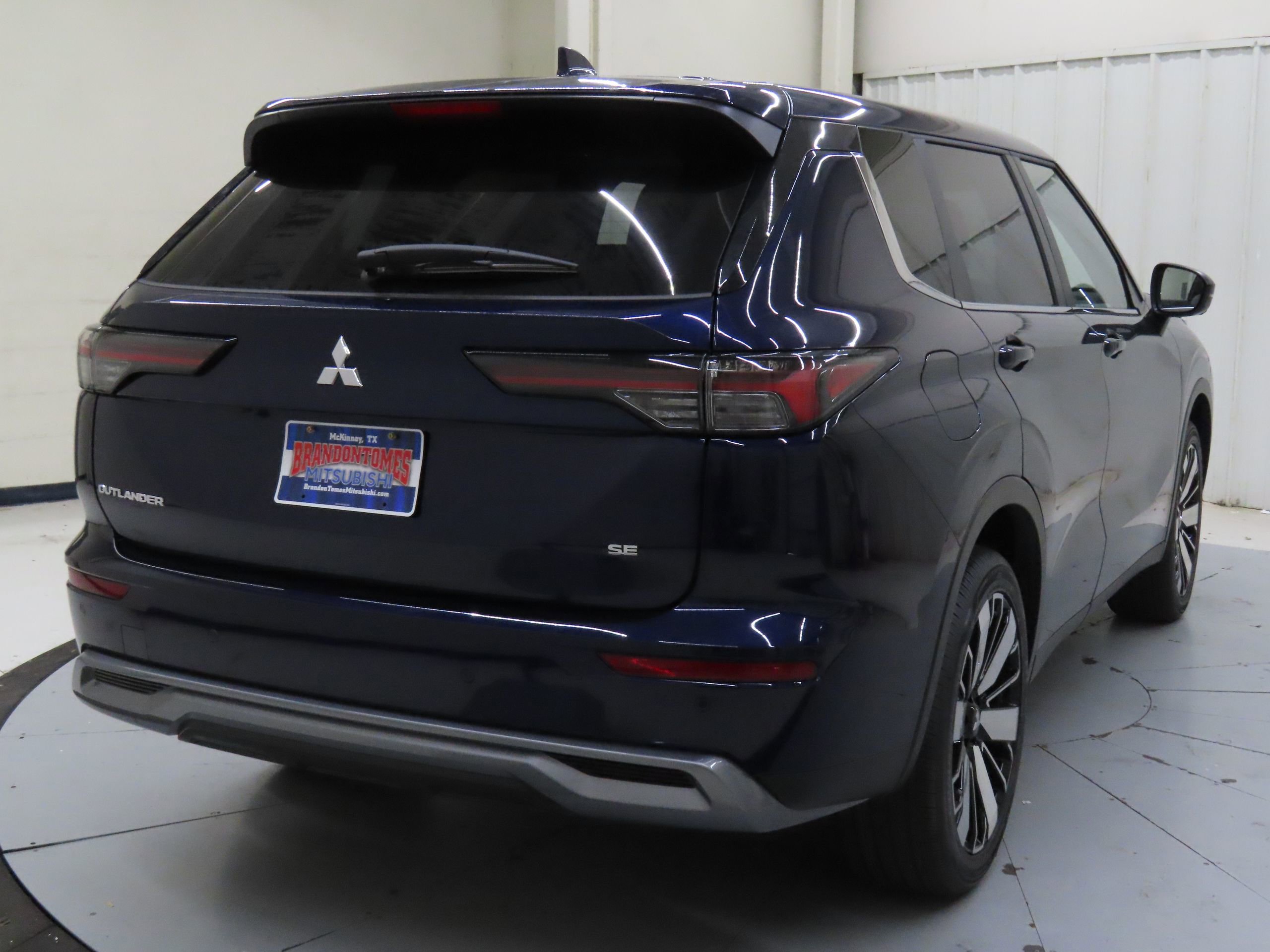 New 2025 Mitsubishi Outlander SE image 3