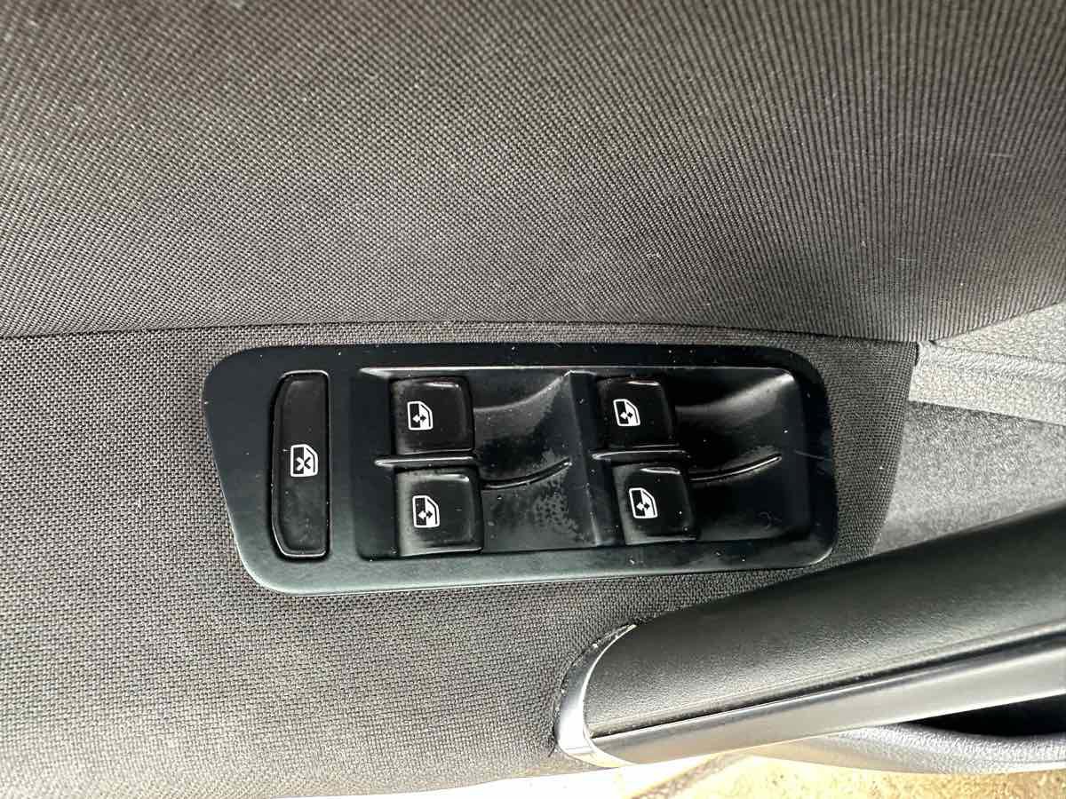 Used 2016 Volkswagen e-Golf SE image 12