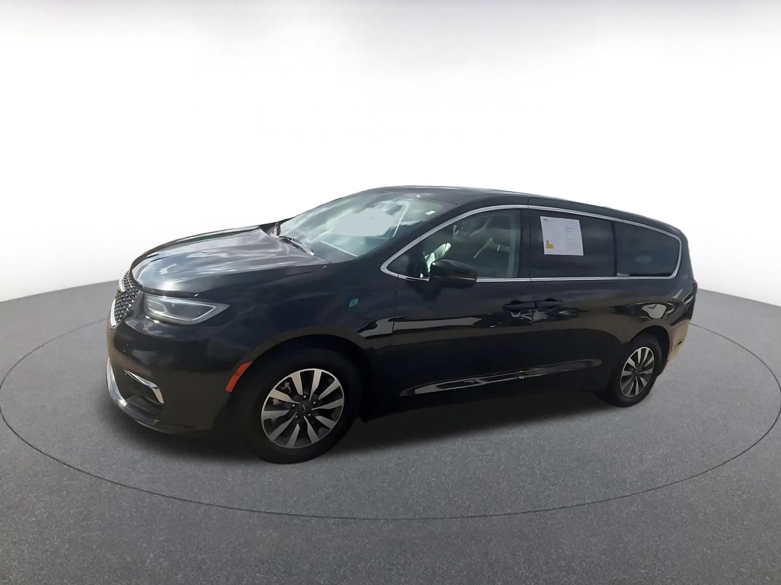 Used 2023 Chrysler Pacifica Touring-L image 8