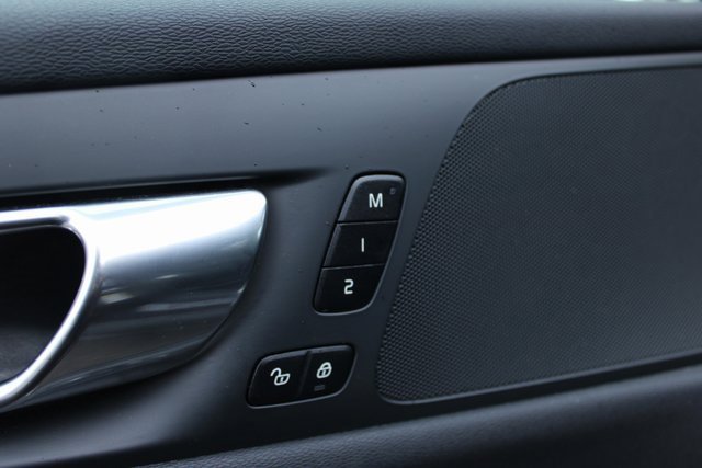 Used 2025 Volvo V60 B5 Cross Country Plus image 12