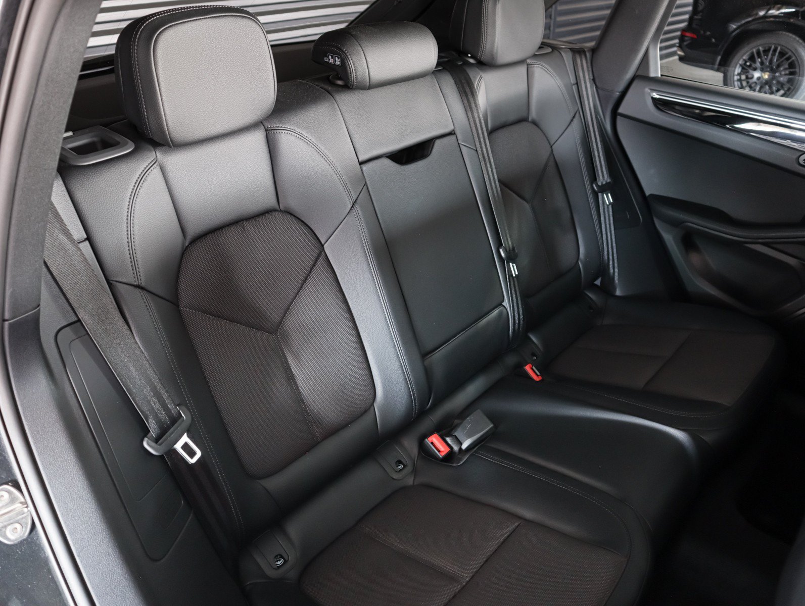 Certified 2026 Porsche Macan AWD/4WD image 6
