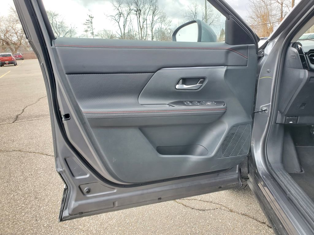 Used 2025 Nissan Kicks SR AWD/4WD image 14