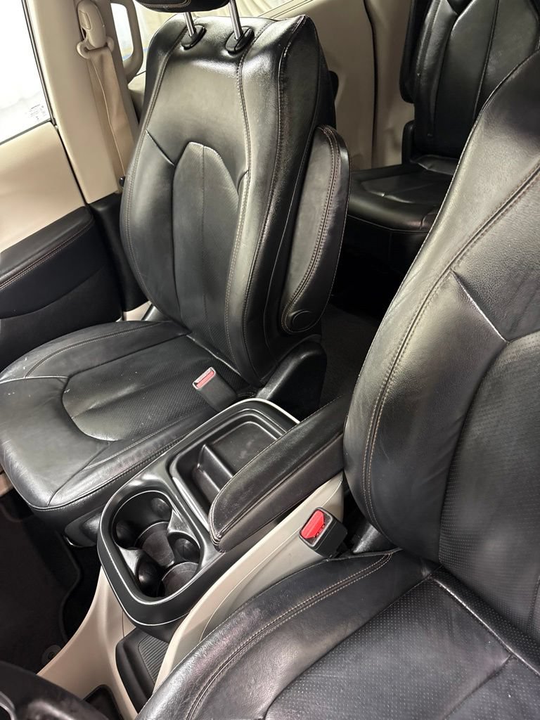 Used 2019 Chrysler Pacifica Touring-L FWD image 16