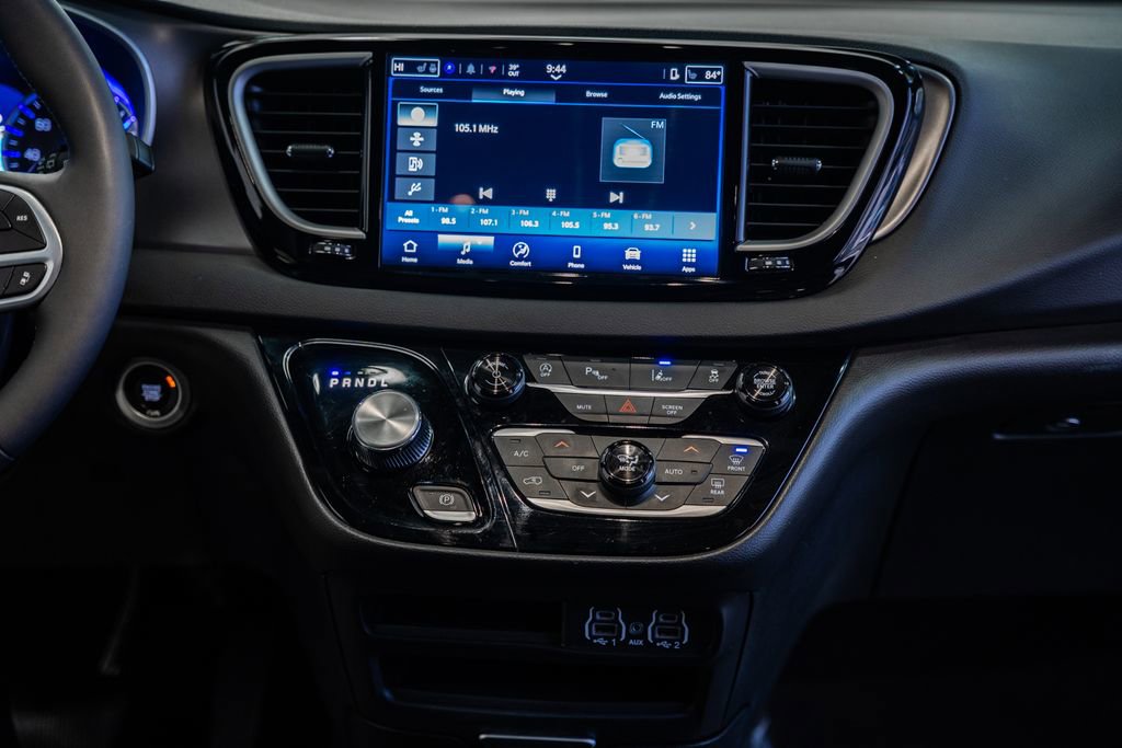 Used 2025 Chrysler Pacifica Select image 25