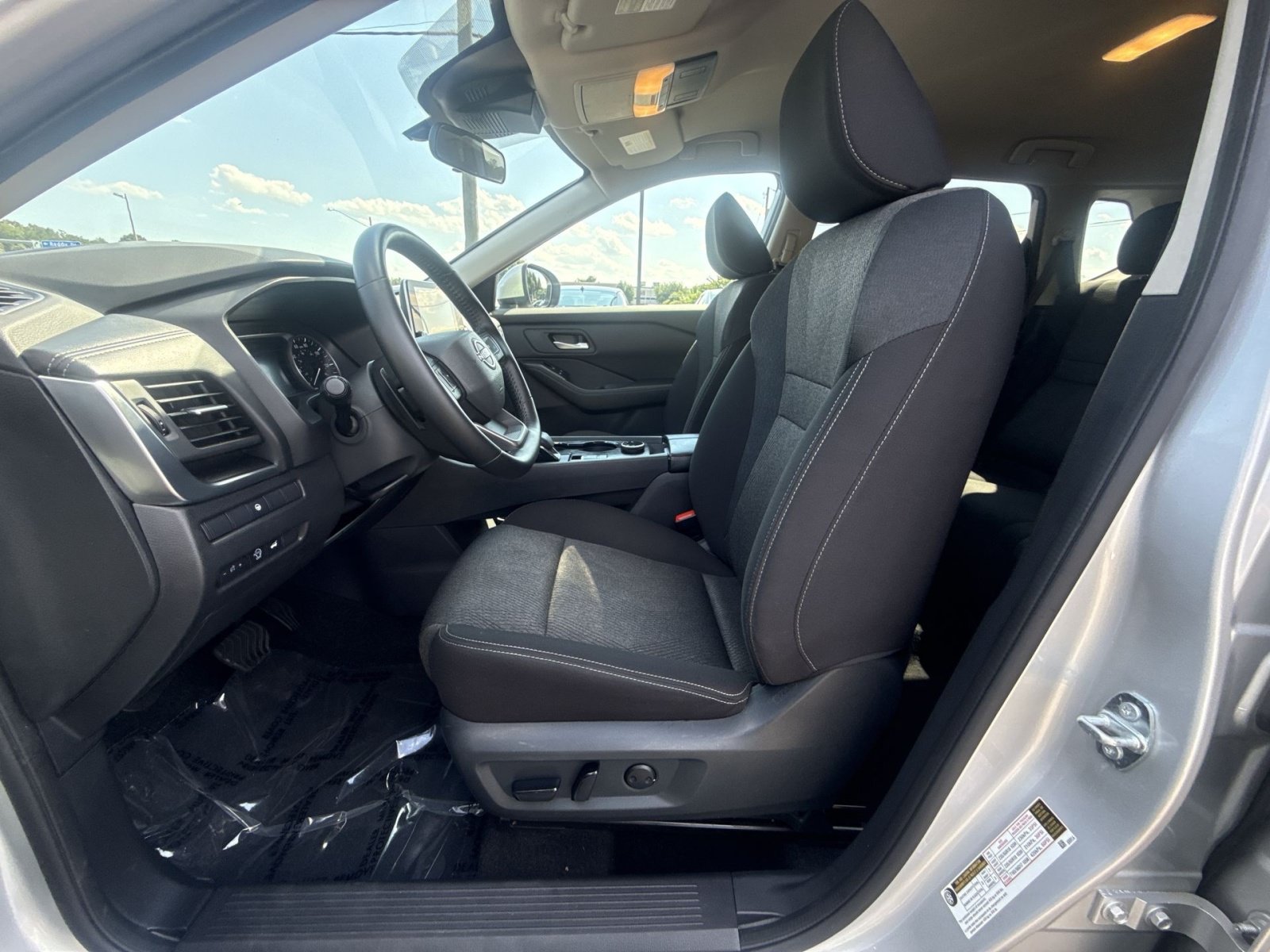 Used 2025 Nissan Rogue SV AWD/4WD image 13