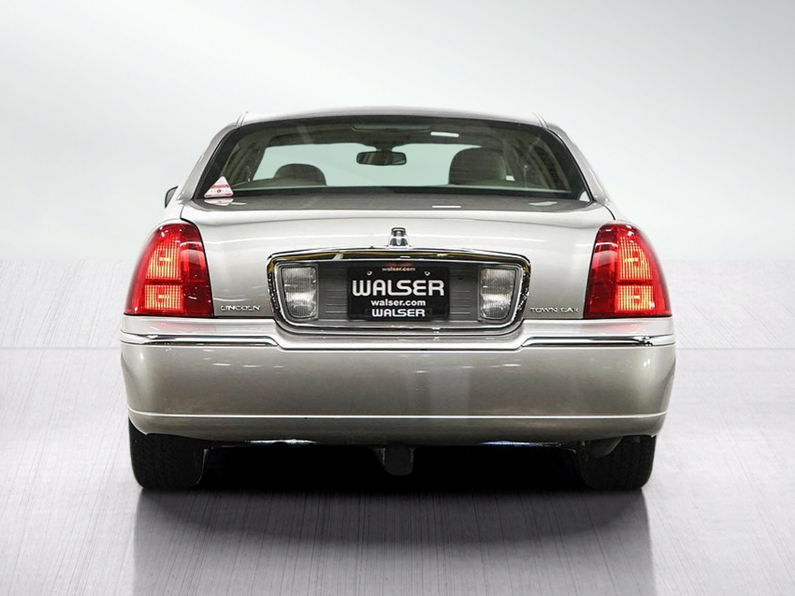 Used 2006 Lincoln Town Car Signature Limited RWD image 4