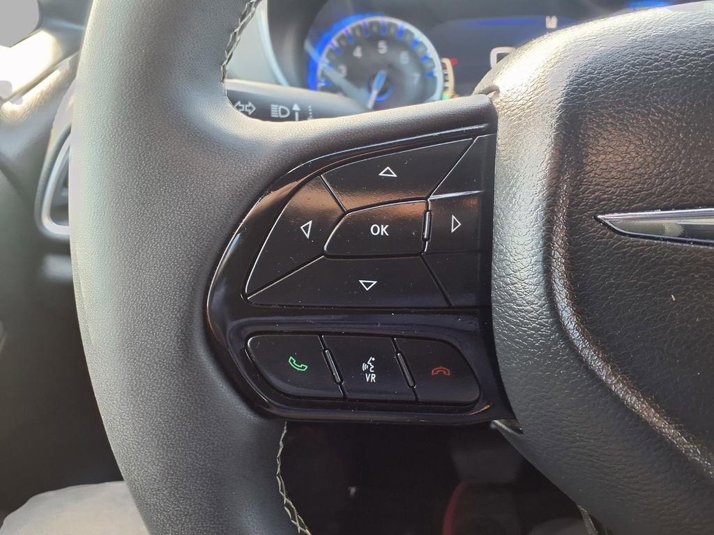 Certified 2025 Chrysler Pacifica Limited image 13