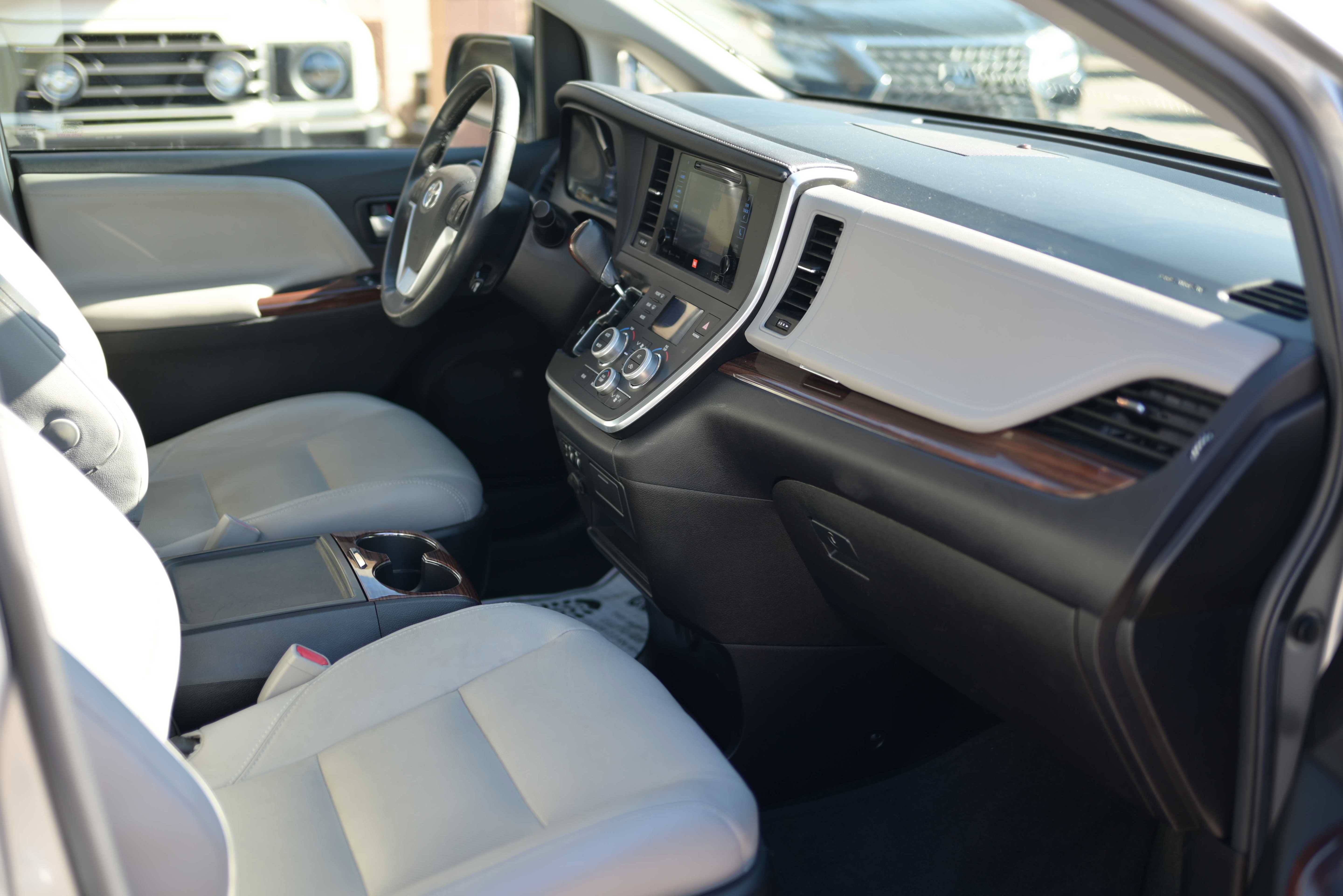 Used 2017 Toyota Sienna Limited FWD image 16