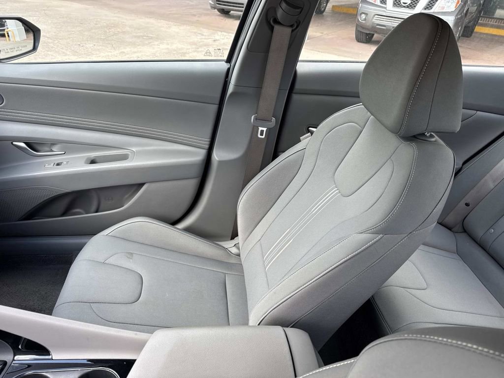 Used 2025 Hyundai Elantra SEL image 32