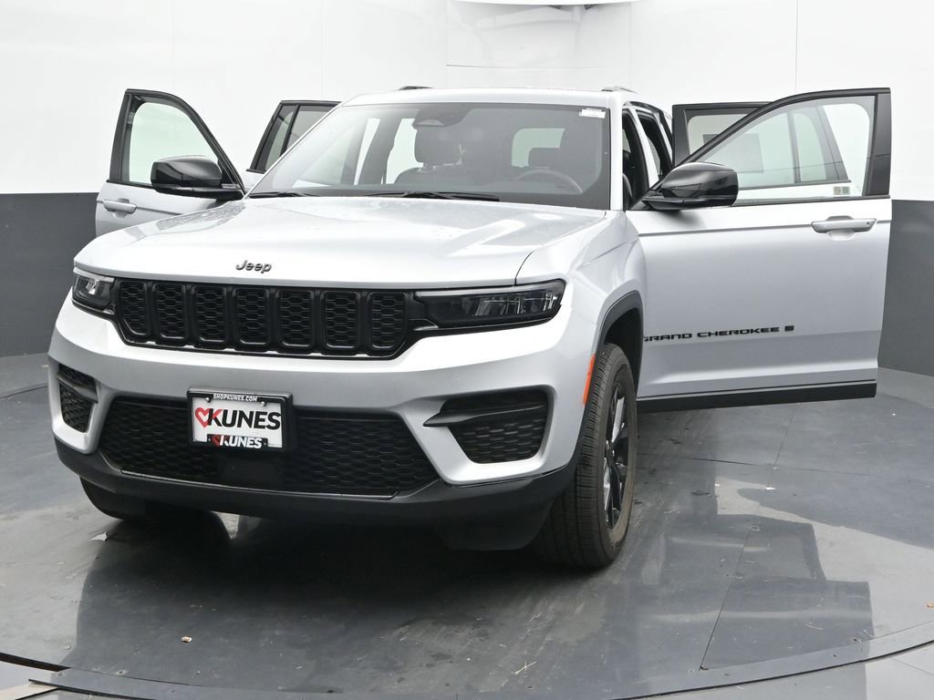 Used 2024 Jeep Grand Cherokee Altitude image 54