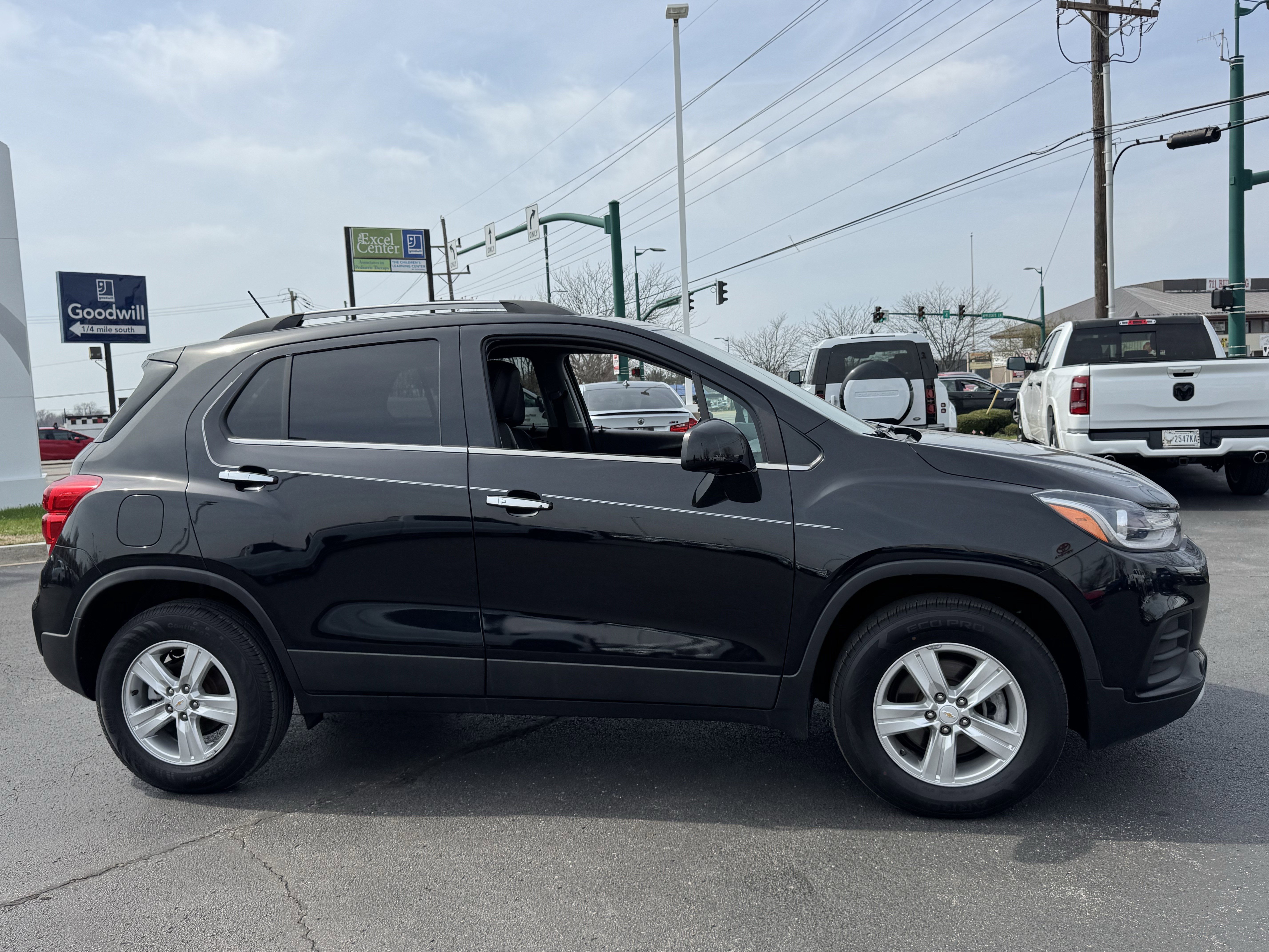 Used 2019 Chevrolet Trax LT w/ LT Convenience Package image 2