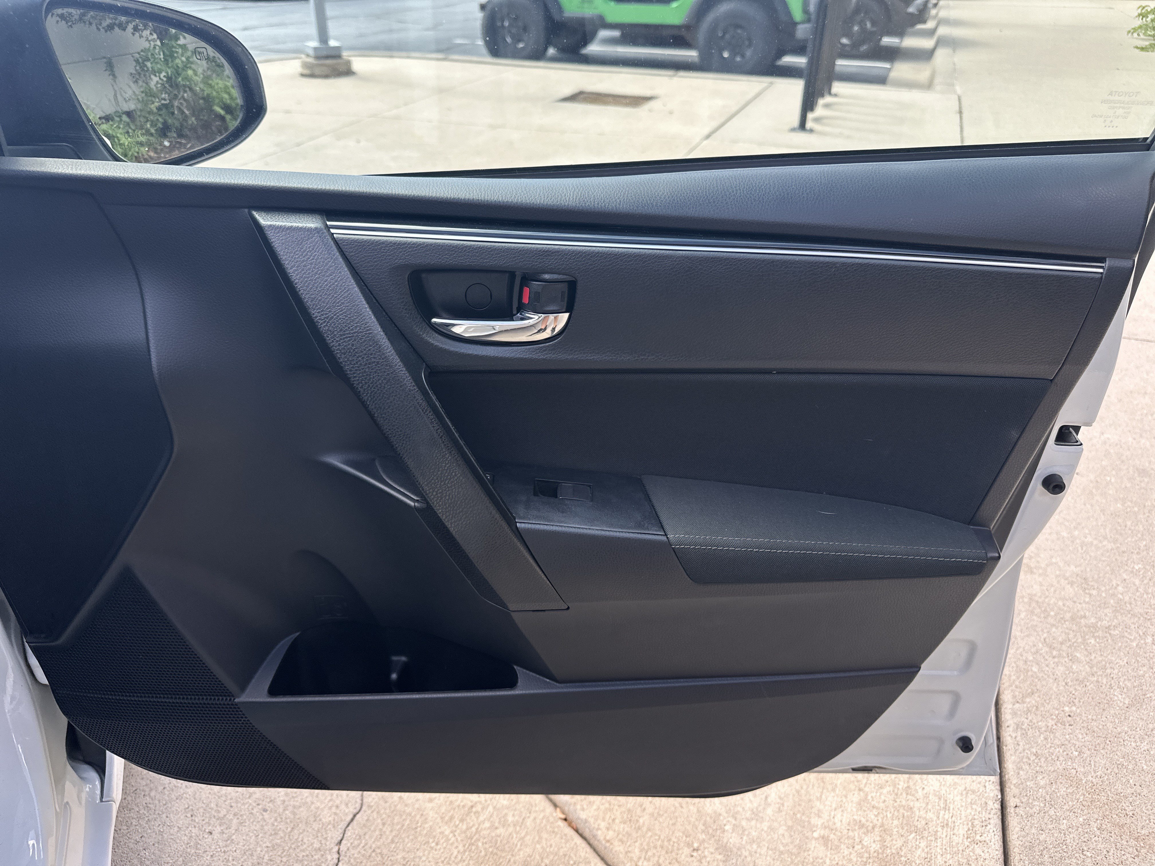 Used 2017 Toyota Corolla LE FWD image 28