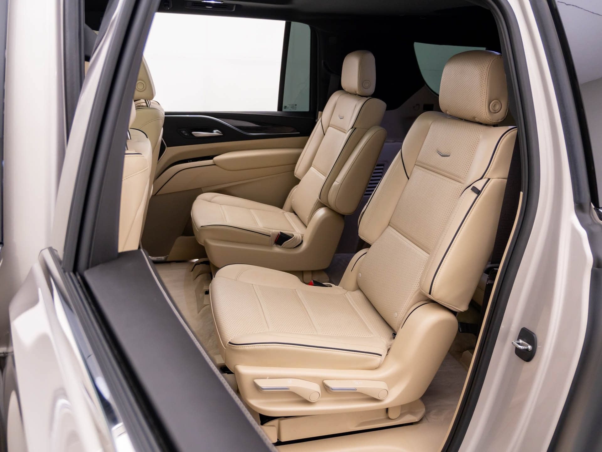 Used 2023 Cadillac Escalade ESV Premium Luxury AWD/4WD image 18