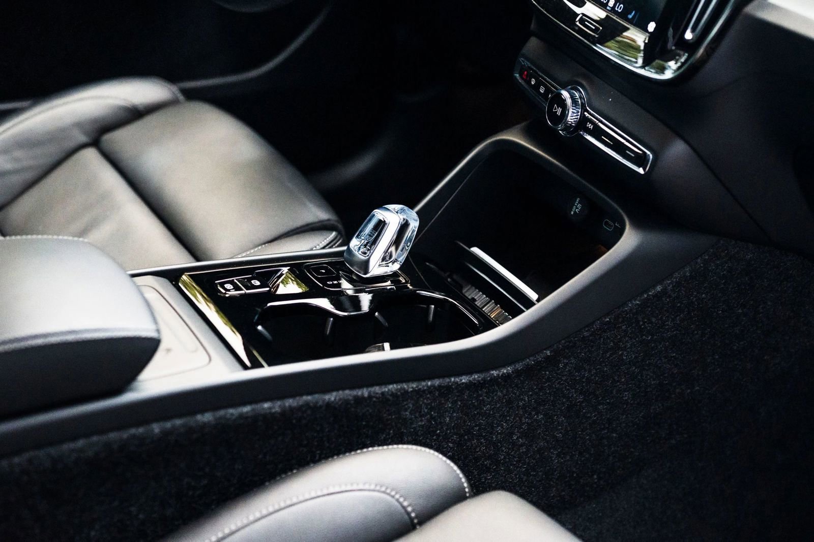 Used 2025 Volvo XC40 B5 Plus w/ Protection Package Premier image 38