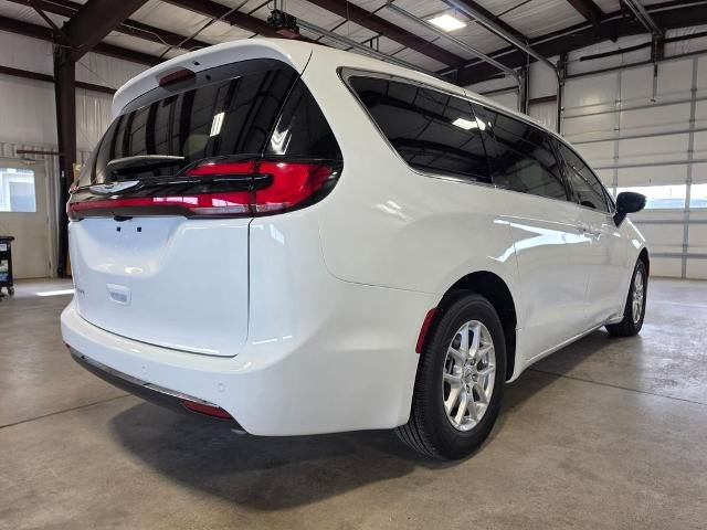 Used 2026 Chrysler Pacifica Select FWD image 5
