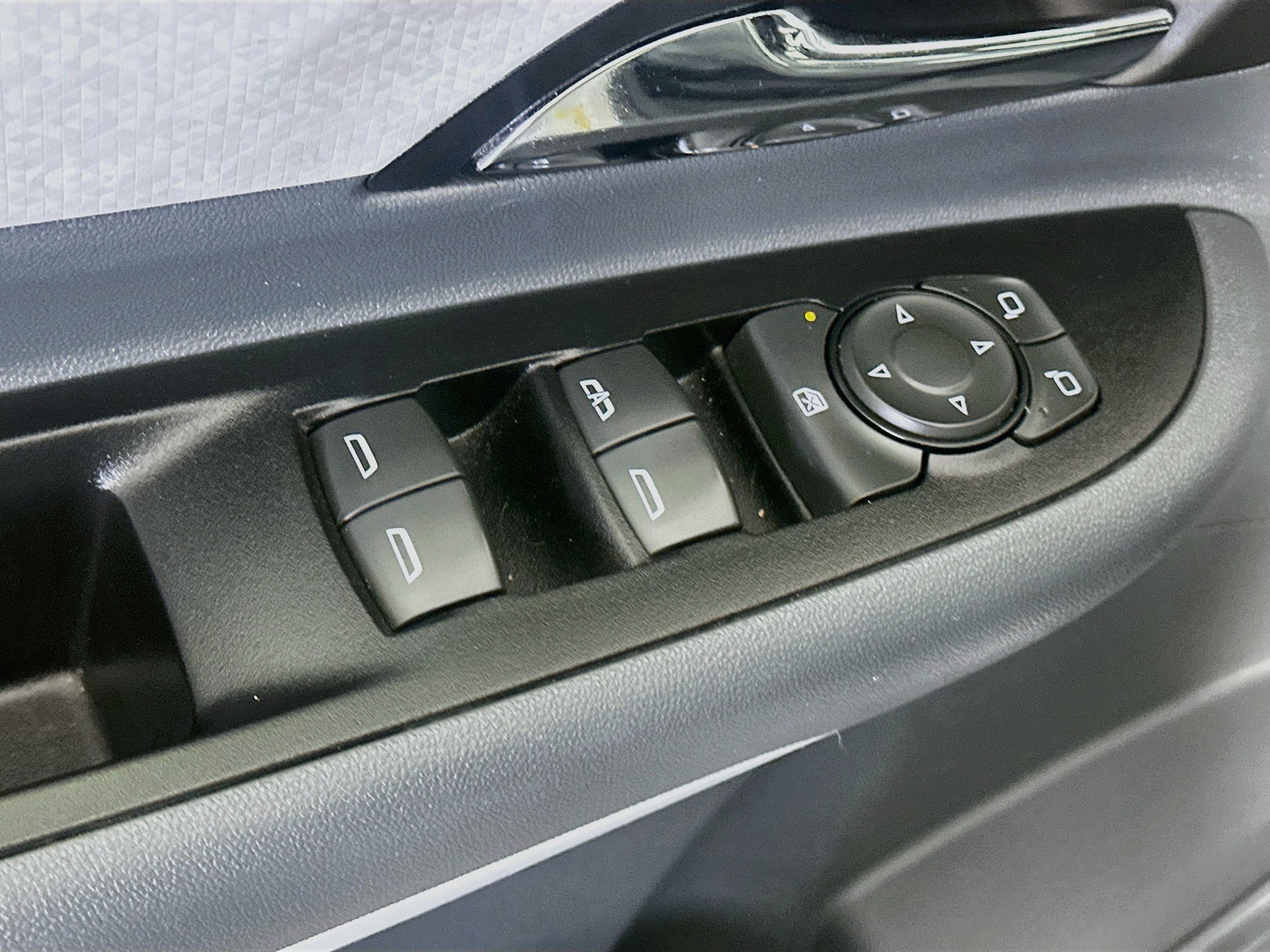 Used 2019 Chevrolet Bolt Premier w/ Infotainment Package FWD image 15