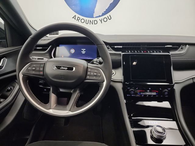 New 2025 Jeep Grand Cherokee Altitude image 18