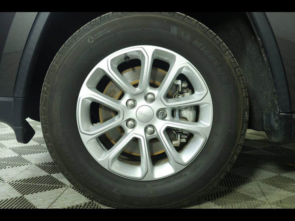 Used 2021 Jeep Grand Cherokee Laredo image 11