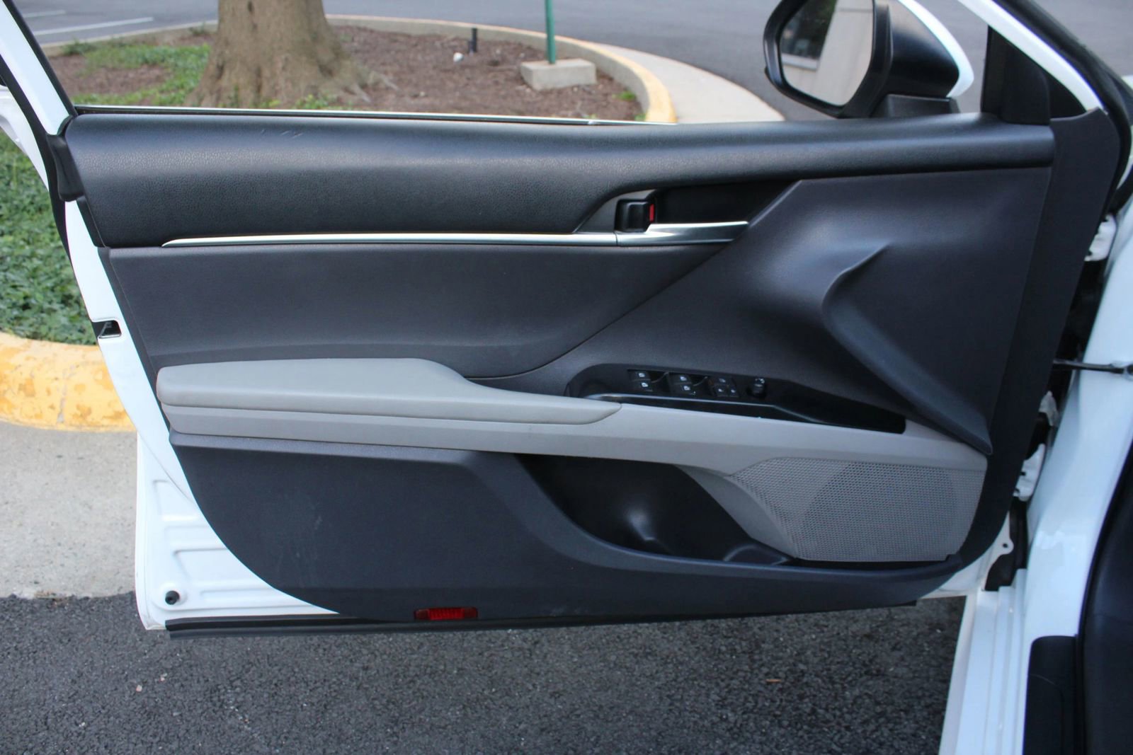 Used 2020 Toyota Camry LE FWD image 15