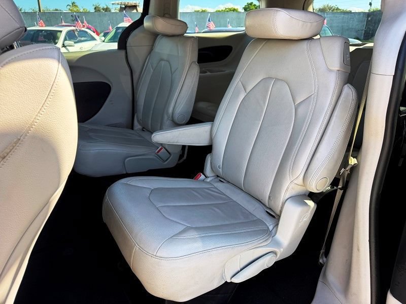 Used 2017 Chrysler Pacifica Touring-L FWD image 14