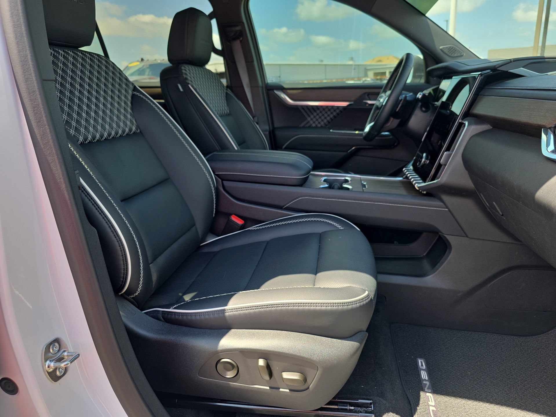 Used 2025 GMC Acadia Denali FWD image 16