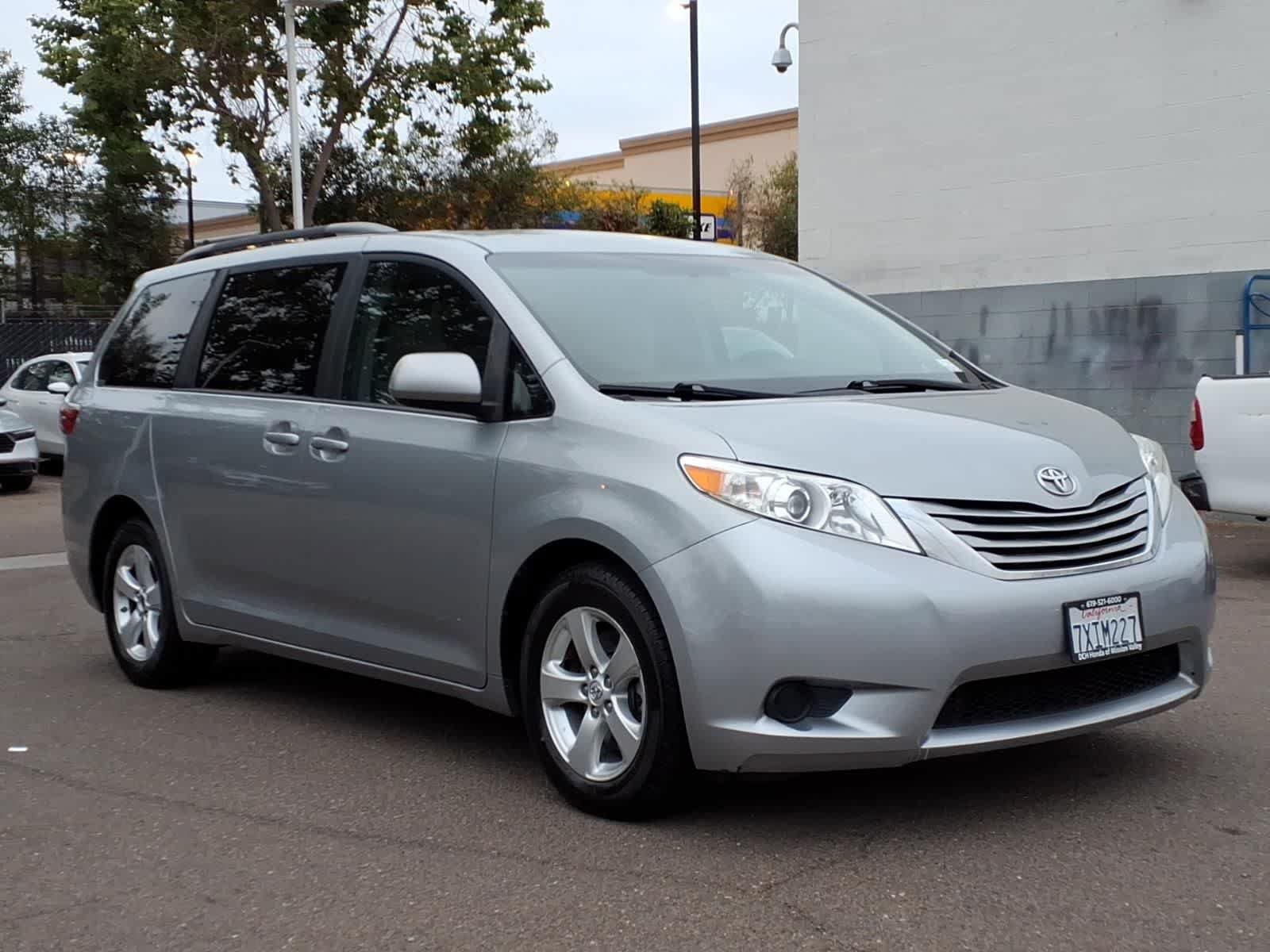 Used 2017 Toyota Sienna LE FWD video 3