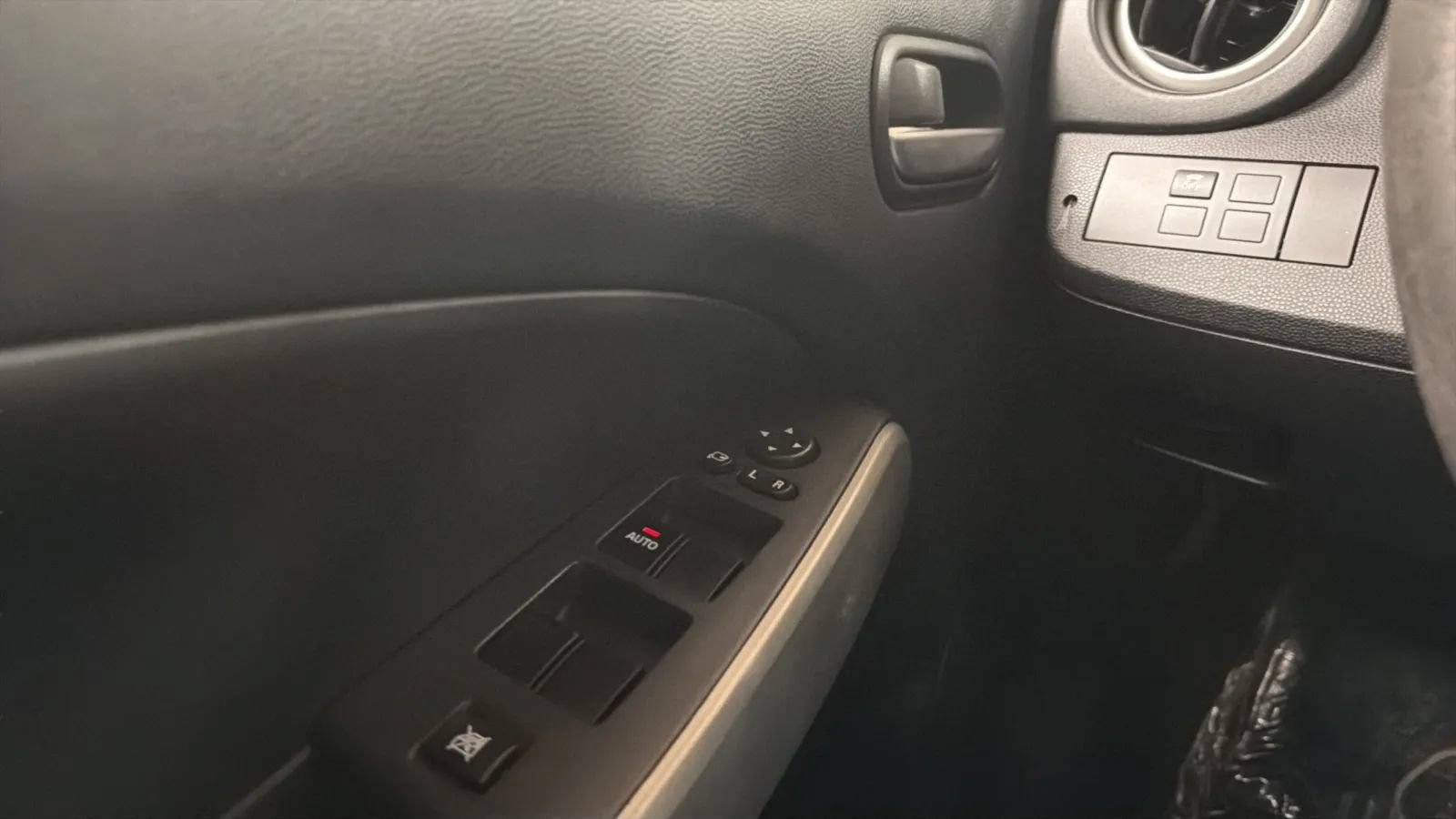 Used 2012 MAZDA MAZDA2 Sport FWD image 14
